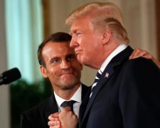 Міцні руки і чоловічі поцілунки: Трамп перетворив Макрона на "свого хлопчика"