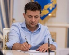 Зеленський підписав закон, який позбавить Україну шампанського і сиру фети: що відбувається