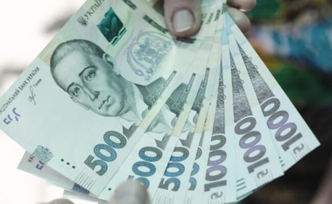 Человеку дают деньги