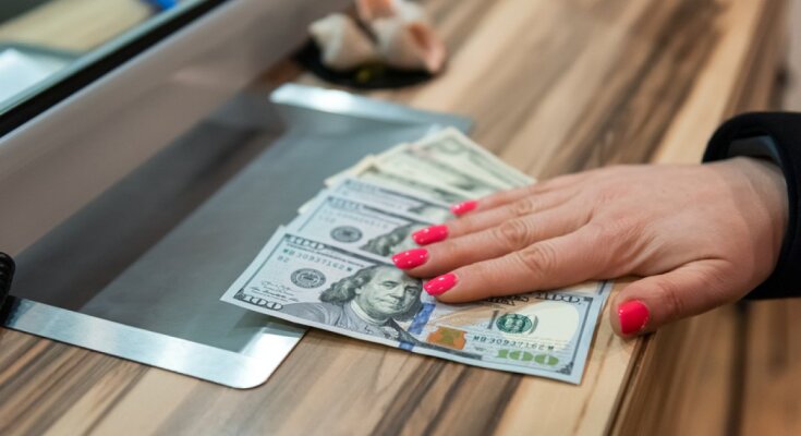 Людина, яка міняє долари