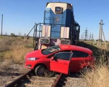 Под Днепром водитель авто не заметил поезда - "Тянул по путям полсотни метров"