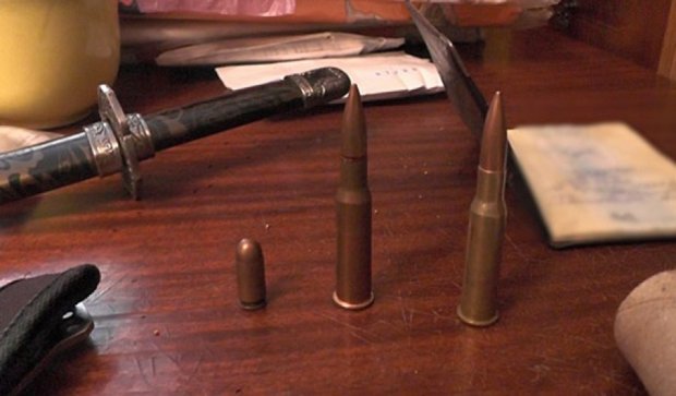 Дома у киевлянина обнаружили оружейный склад (фото, видео)