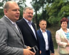 На асфальт не вистачило: харківський чиновник застелив центр села килимом
