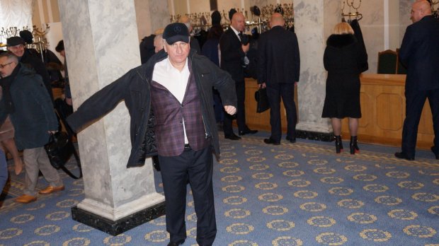 Шуби, кашемірові пальта та куртки "аляски": в чому ходять народні депутати на роботу