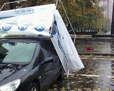 Агитпалатка «напала» на иномарку в столице (фото)