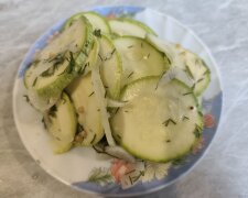 Малосольные кабачки: готовятся легко, а есть можно уже через два часа