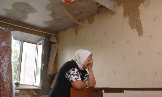 В киевской квартире прямо с потолка полилась вода: "Что нам делать в преддверии зимы"