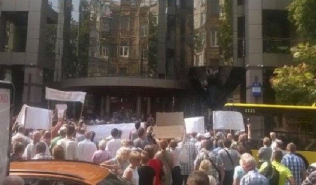 Обманутые вкладчики перекрыли центр Киева
