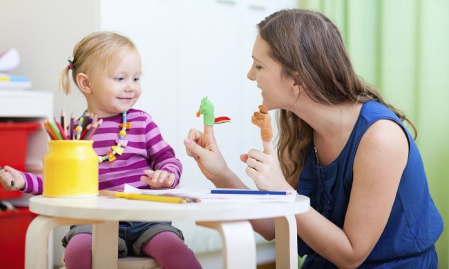 "Скотчем привязывала к пальцам, запугивала, как в казарме", - горе-воспитательница превратила жизнь ребенка в ад, сад в панике