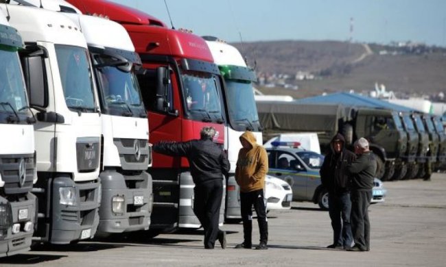 На кримському кордоні стоять більше 70 вантажівок