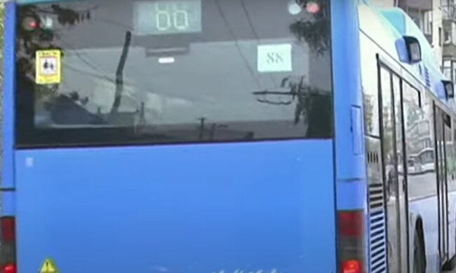 Автобус в Дніпрі, кадр з відео, зображення ілюстративне: YouTube