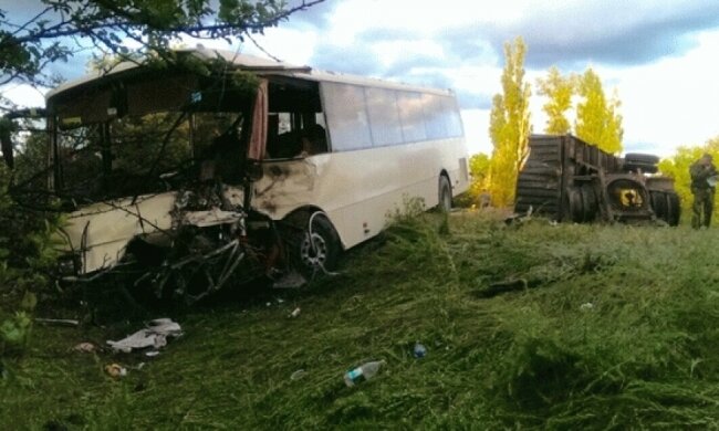 У страшній аварії КамАЗ протаранив автобус, є постраждалі