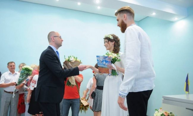 Яценюк попіарився на першій реєстрації шлюбу за онлайн заявкою (фото)