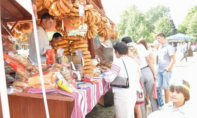 На львівському фестивалі пригощали гігантським короваєм (фото)