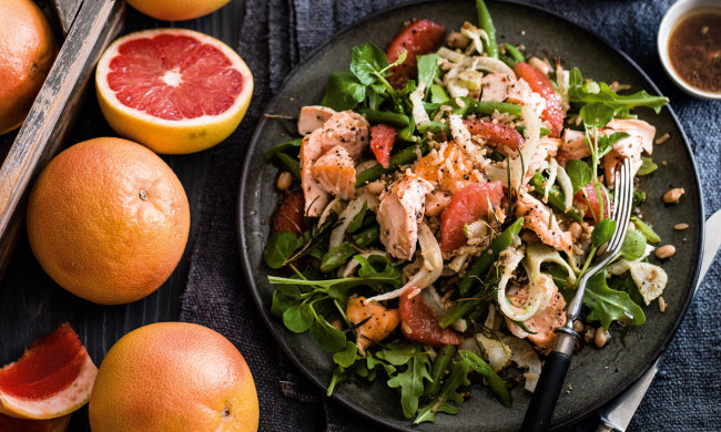 Рецепт свіжого салату з лососем і грейпфрутом