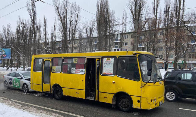 У Києві таксист протаранив маршрутку з людьми