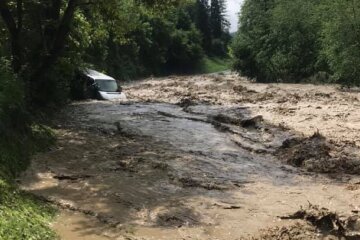 На Франківщині автобус з людьми поглинула вируюча річка - сталося неймовірне