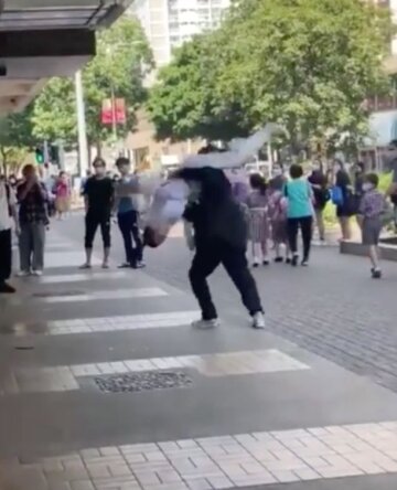 Жінка впоралася з хлопцем крутим трюком: скрін з відео