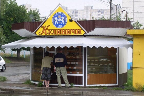 Жива реклама: миша гризла батон у вітрині магазина в Харкові, - кумедне відео