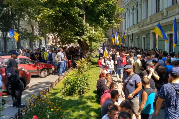 "Бандиты будут сидеть!": в Одессе разъяренная толпа атаковала мэрию, первые кадры