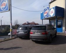 Позашляховики заблокували вхід до магазину