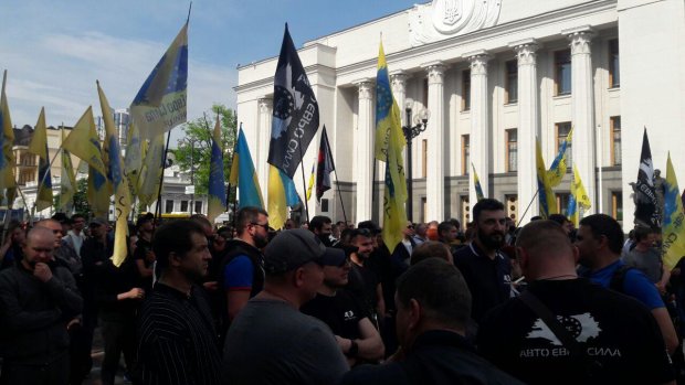 Раду окружила многотысячная толпа, ожидают Зеленского: подробности и фото
