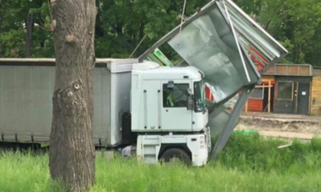 В Киеве грузовик не вписался в поворот и снес металлическую конструкцию, кадры с места аварии