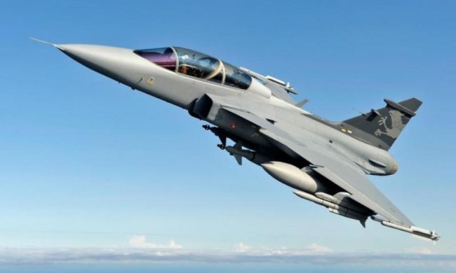 Над Мариуполем летают военные самолеты: что происходит