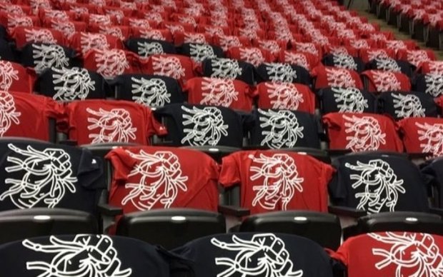 НБА: Торонто раздал болельщикам странные подарочные футболки