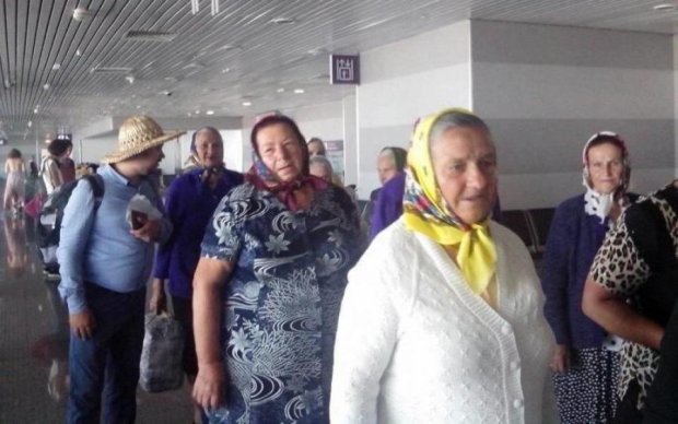 Делегация бабушек в аэропорту: раскрыта тайна нашумевшего фото