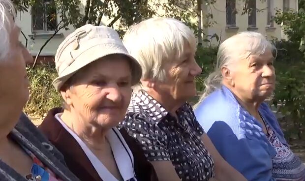 Сын оставил старенькую мать умирать в разрушенной хате, крик боли старушки услышала вся Украина: "Растила тебя, любила.."