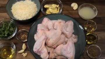 Крыльца, глазированные пармезаном: фото скрин Ютуб