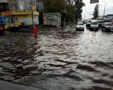 Купа грошей – під воду: елітні будинки Києва попливли, як у Венеції