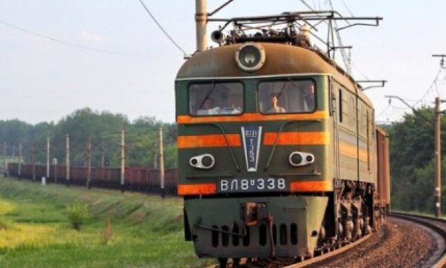 Юнак загинув під колесами вантажного поїзда, через розмову по телефону 