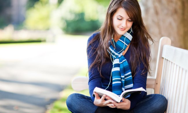 Вчені розповіли про незвичну користь від читання: замість спортзалу біжіть у бібліотеку