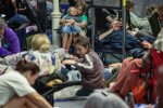 Люди в укрытии метро Киева во время обстрела