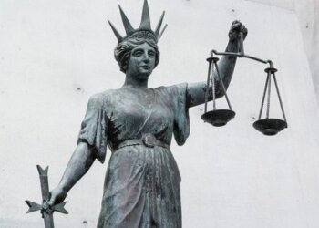 Статуя Правосудия, скриншот: YouTube