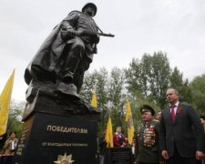 Вдома у Януковича поставили пам'ятник з помилкою