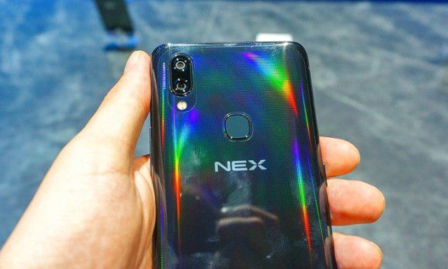 Два дисплеї і наворочена камера: живі фото Vivo NEX 2 показали в мережі