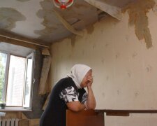 У київській квартирі просто зі стелі полилась вода: "Що нам робити напередодні зими"