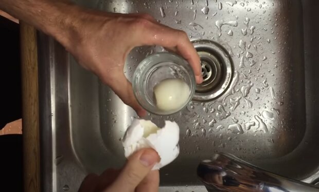 Як почистити варене яйце за три секунди: цей спосіб назавжди заощадить вам час