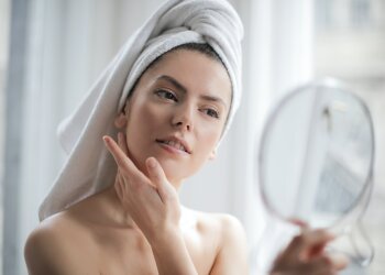 Дівчина з бездоганною шкірою