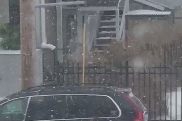Полуголая американка гуляет по городу во время снежного шторма (видео)