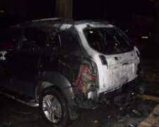 За ніч у столиці згоріло дві автівки