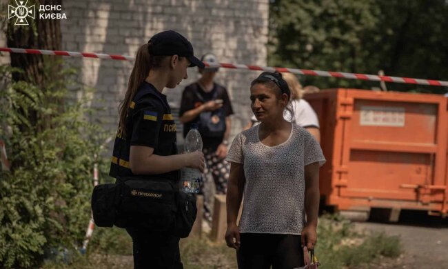 Спасатели ГСЧС на месте ракетного удара в Дарницком районе Киева