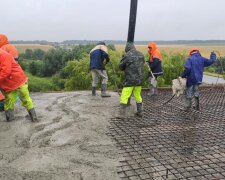 В Тернополе коммунальщики "утопили" новенький асфальт в лужах