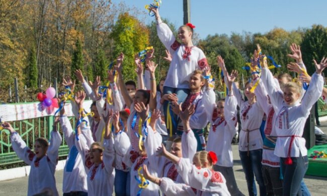 В Житомире казацкие соревнования и поедание кулеша (фото)