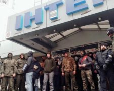 Бійці "АЗОВ" заблокували телеканал "Інтер" (фото)