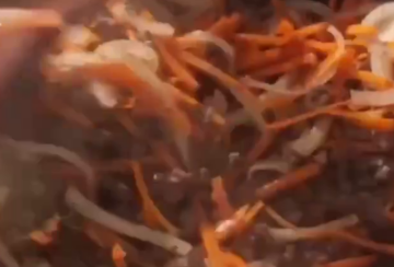 Капуста тушеная с фаршем, кадр из видео