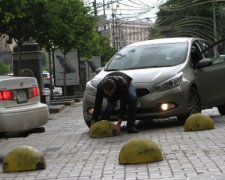 Київські водії виривають бетонні півсфери на тротуарах